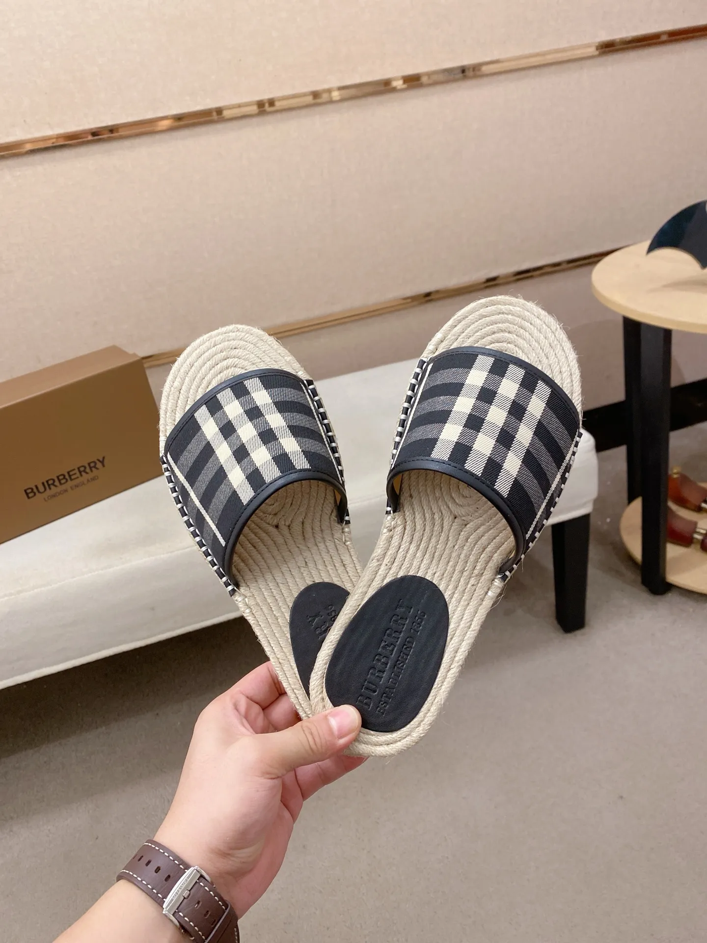 Factory price: 320💰 [Burberry slippers] High-end brand of men's shoes, official website 1:1 latest masterpiece: original mold customization, the fabric is made of imported original fabric, and the hemp rope upgraded outsole is lighter and non-slip. The market's top quality, simple yet tasteful, a must-have for fashionistas, fashionable at your feet, full of confidence, the same style at the counter 👍The season of summer slippers is here. Code: 38-44 Customized 45.46.47.
